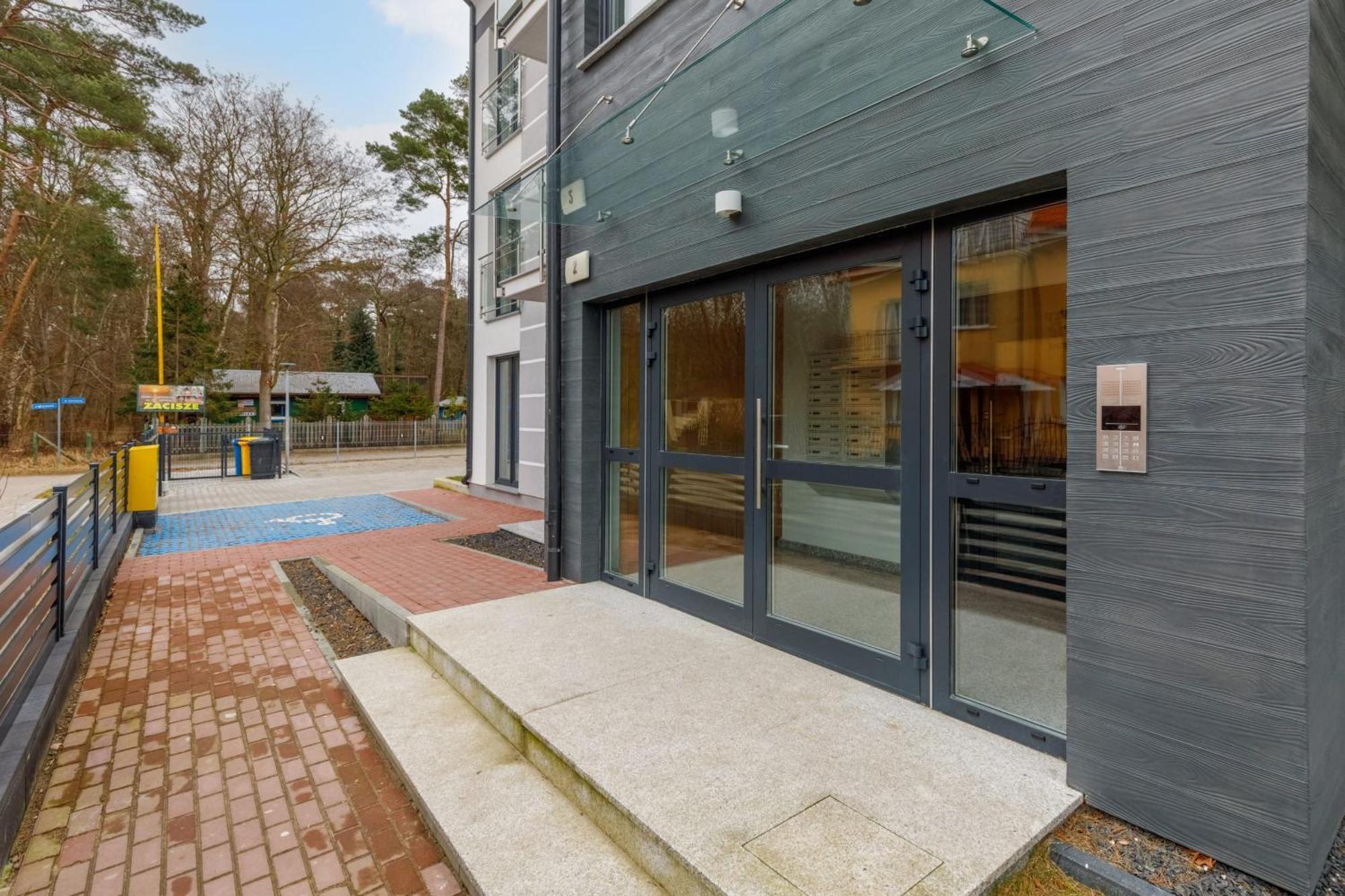 Stylish Apartment Rybacka With Parking By Noclegi Renters Miedzywodzie Bagian luar foto