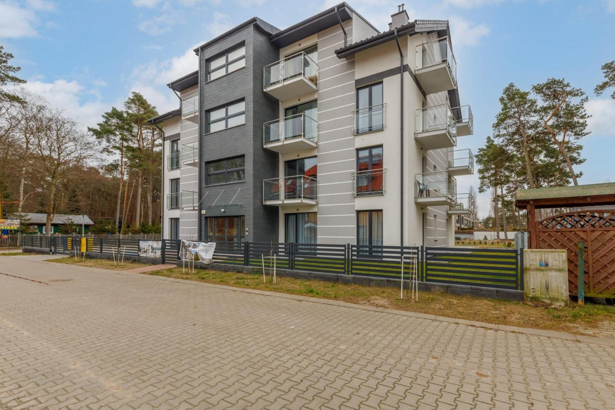 Stylish Apartment Rybacka With Parking By Noclegi Renters Miedzywodzie Bagian luar foto